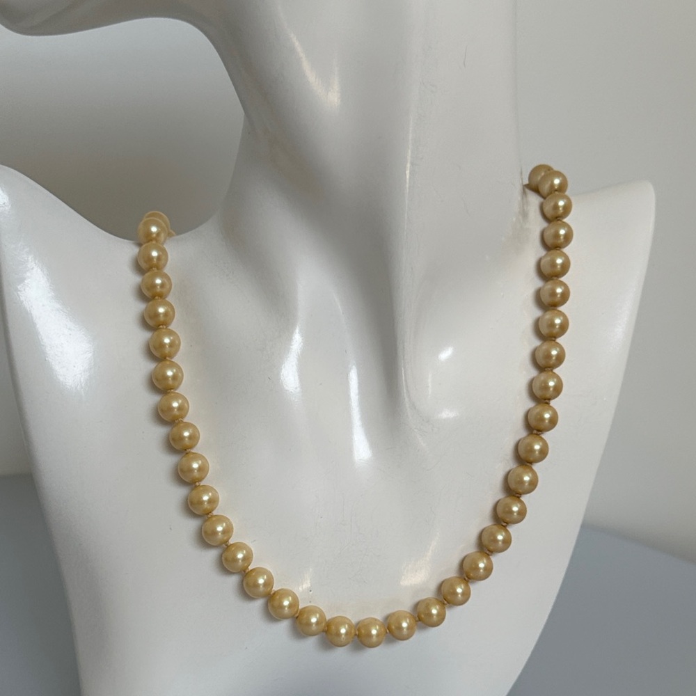 VINTAGE Cream Pearl Necklace - Elegant Women's Jewelry